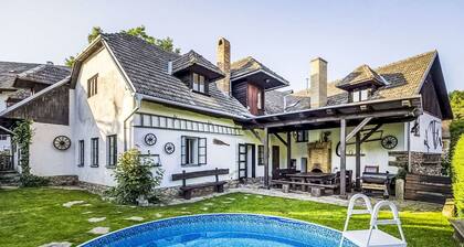 Stunning villa for 11 guests with WIFI, pool, patio and pets allowed