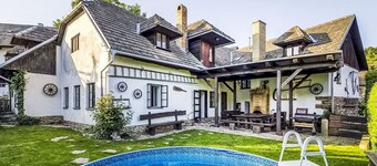 Stunning villa for 11 guests with WIFI, pool, patio and pets allowed