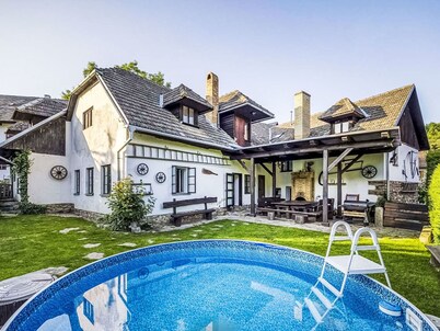 Stunning villa for 11 guests with WIFI, pool, patio and pets allowed