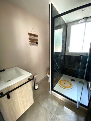 Dusche, Handtücher, Toilettenpapier