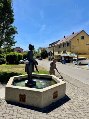 A statue in a square with a fountain, surrounded by buildings and a clear sky. - Boutique Apartment Lake Nest on Lake Constance – Quiet, Stylish, Welcoming (Radolfzell)