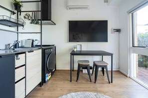 Private kitchen - Warrina Studio Bushland Hideaway near Urban Energy (Chatswood West)