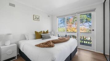 Desk, iron/ironing board, WiFi, bed sheets