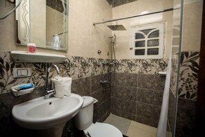 Quarto casal ou duplo luxo, sacada, vista para a cidade | Banheiro | Produtos de toalete grátis, secador de cabelo, toalhas de banho, shampoo