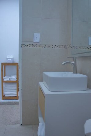 Douche, serviettes fournies, savon, papier toilette