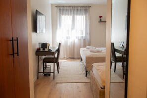 Camera Comfort con letto matrimoniale o 2 letti singoli, vista parco | Una scrivania, postazione laptop, ferro/asse da stiro, Wi-Fi gratuito