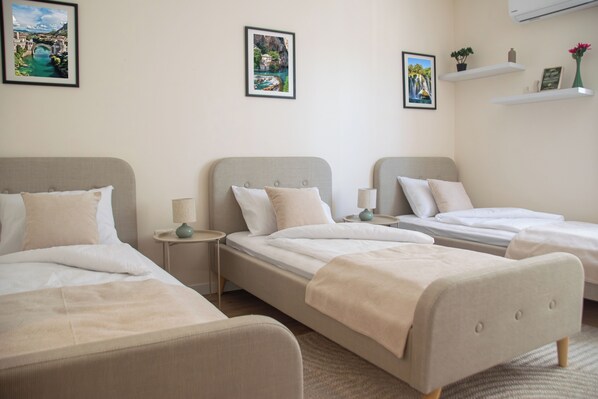 Habitación triple Confort | Minibar, escritorio y espacio para trabajar con laptop 