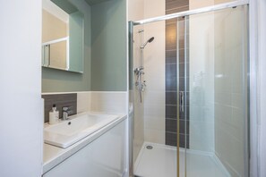Shower, hair dryer, towels, soap - Pinewood Country House near St Andrews (Saint Michaels)