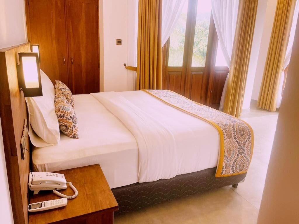 Deluxe Double Room, Balcony, Mountain View | Laptop workspace