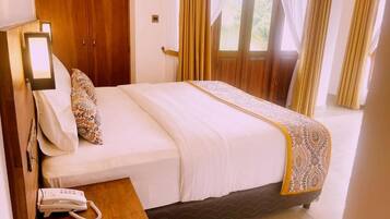 Deluxe Double Room, Balcony, Mountain View | Laptop workspace