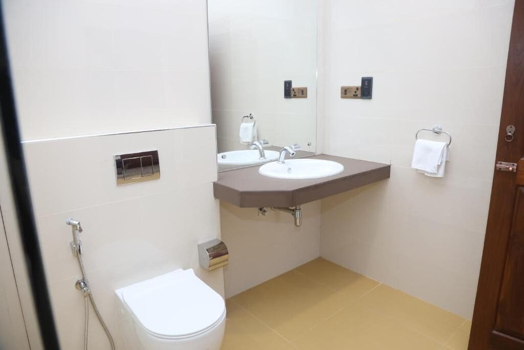 Kamar Double Deluks, balkon, pemandangan gunung | Kamar mandi | Shower, perlengkapan mandi gratis, pengering rambut, dan kloset