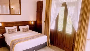 Deluxe Double Room, Balcony, Mountain View | Laptop workspace