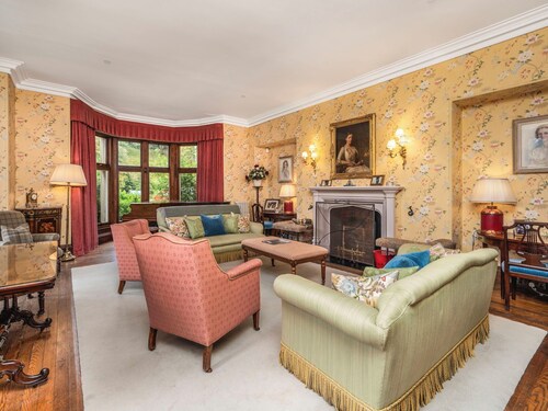 Beautiful private villa for 16 people with hot tub, WIFI, TV and patio
