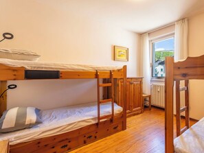 Room - Beautiful apartment for 6 guests with WIFI, TV, balcony and pets allowed (Madesimo)