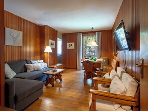 Living area - Beautiful apartment for 6 guests with WIFI, TV, balcony and pets allowed (Madesimo)