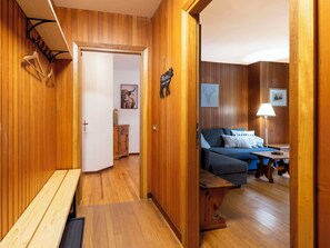 Ein Holzinnenraum mit einer Bank, einem Sofa und einer Lampe.