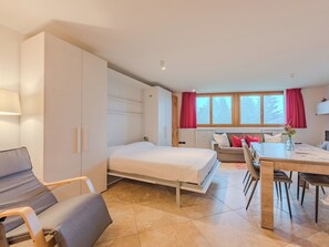 Möbel, Interior Design, Flooring, Fussboden, Holz, Decke, Zimmer, Wohnung, Beleuchtung, Bett