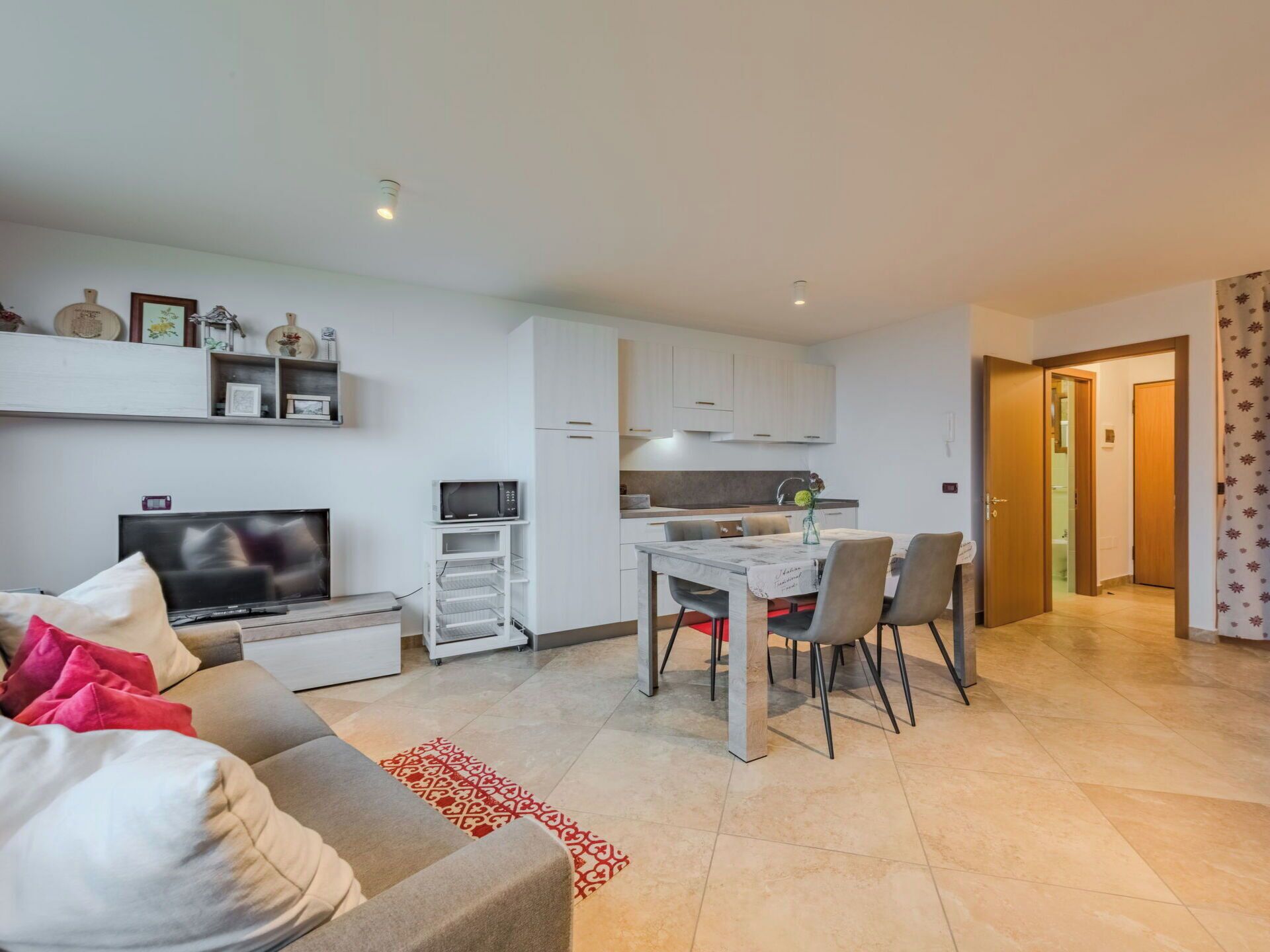 Flooring, Interior Design, Fussboden, Decke, Möbel, Zimmer, Wohnzimmer, Couch, Wohnung, Holzboden