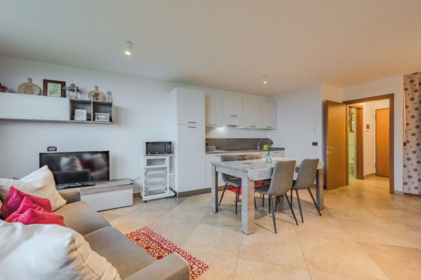 Flooring, Interior Design, Fussboden, Decke, Möbel, Zimmer, Wohnzimmer, Couch, Wohnung, Holzboden