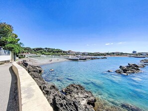 A coastal area with clear water, rocky shoreline, and buildings in the background. - Beautiful apartment for 3 guests with WIFI, A/C, TV and patio (Rosignano Marittimo)