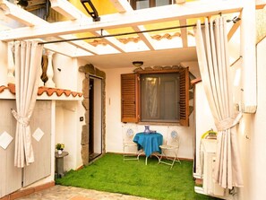 Outdoor dining - Stunning private villa for 6 guests with WIFI, A/C, TV and patio (Tergu)