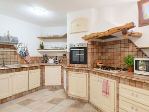 Private kitchen - Beautiful private villa for 6 people with WIFI, A/C, TV and patio (Tergu)