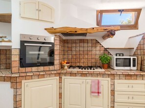 Private kitchen - Stunning private villa for 6 guests with WIFI, A/C, TV and patio (Tergu)