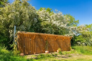 Property grounds - Bell Tent Sleeps 4 with Woodburner & Sauna · Blackdown Hills (Devon)