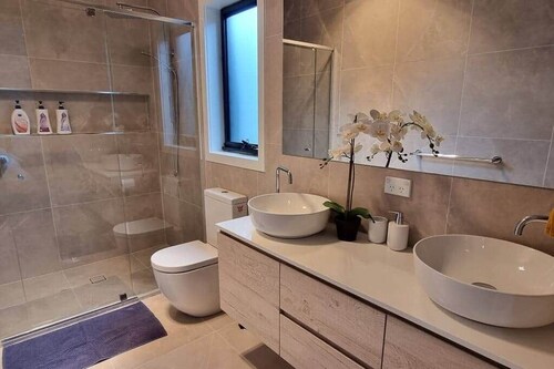 Beautiful new 7 BR home  Taylor