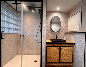 Shower, hair dryer, towels, soap - Vrbo Property (Saint-Denis)