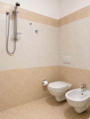 Hair dryer, bidet, towels, soap - Bubu Garden Apartament - 3 Bedrooms (Durres)