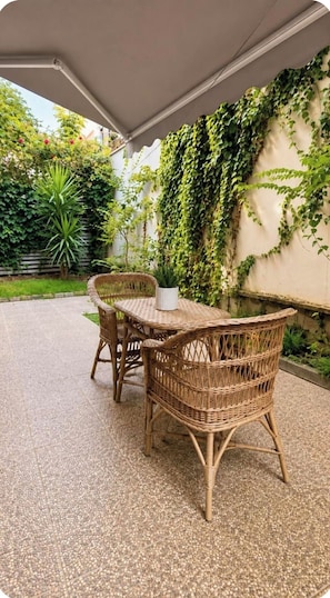 Outdoor dining - Bubu Garden Apartament - 3 Bedrooms (Durres)