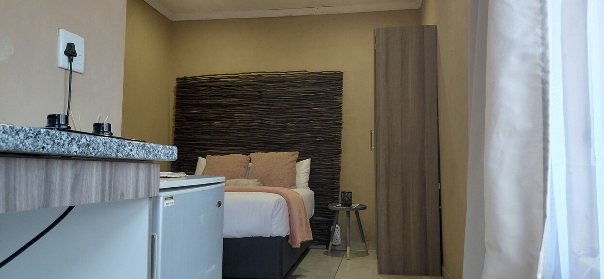 Adorable 1-bedroom Cottage In Kempton Park Perfect For Relaxing Stays - Kempton Park