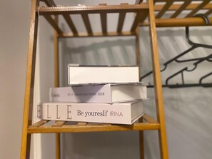 Ein Bücherregal mit Büchern, darunter eines mit dem Titel 'ELLE Be yourslf RINA'.
