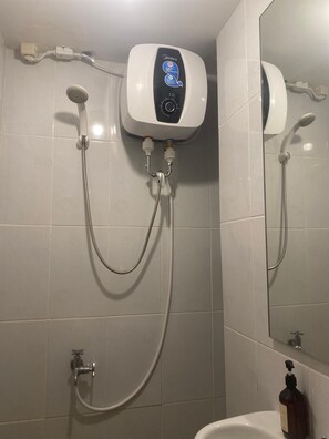 Haartrockner, Bidet, Handtücher, Seife
