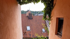 Eine Steintreppe führt zu einem Gebäude mit roten Ziegeln und einem Fenster.