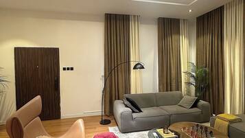 Familie appartement, balkon, uitzicht op de stad | Interieur