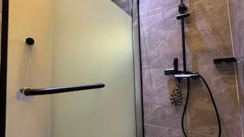 Familie appartement, balkon, uitzicht op de stad | Badkamer | Gratis toiletartikelen, een haardroger, handdoeken, zeep