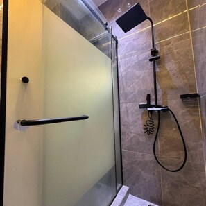 Familienapartment, Balkon, Stadtblick | Badezimmer | Kostenlose Toilettenartikel, Haartrockner, Handtücher, Seife