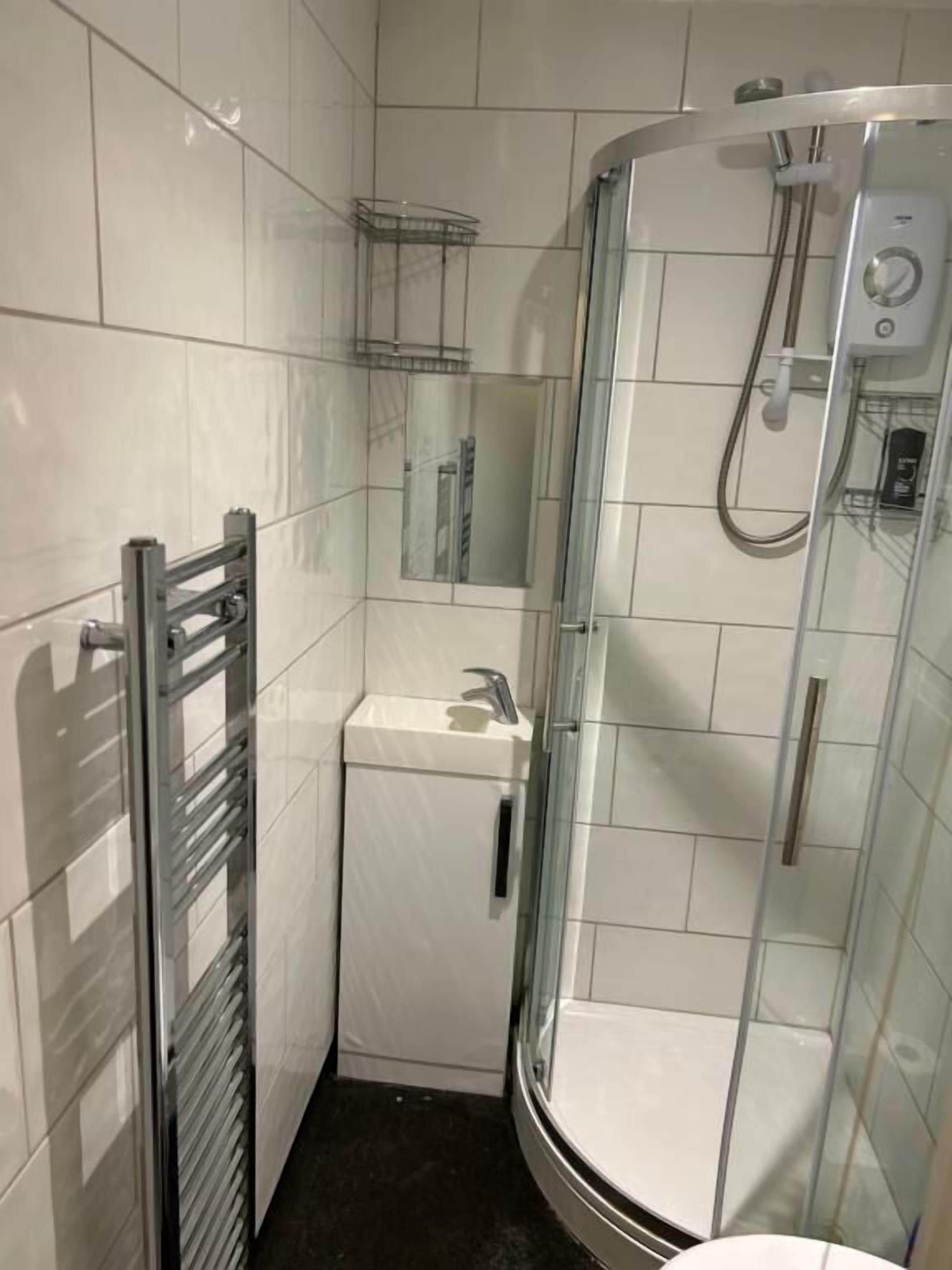 Ducha, artículos de tocador gratuitos, secador de pelo, toallas