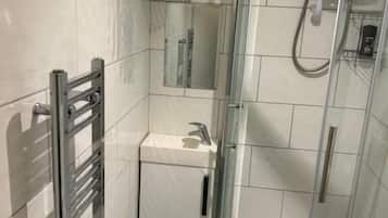 Ducha, artículos de tocador gratuitos, secador de pelo, toallas