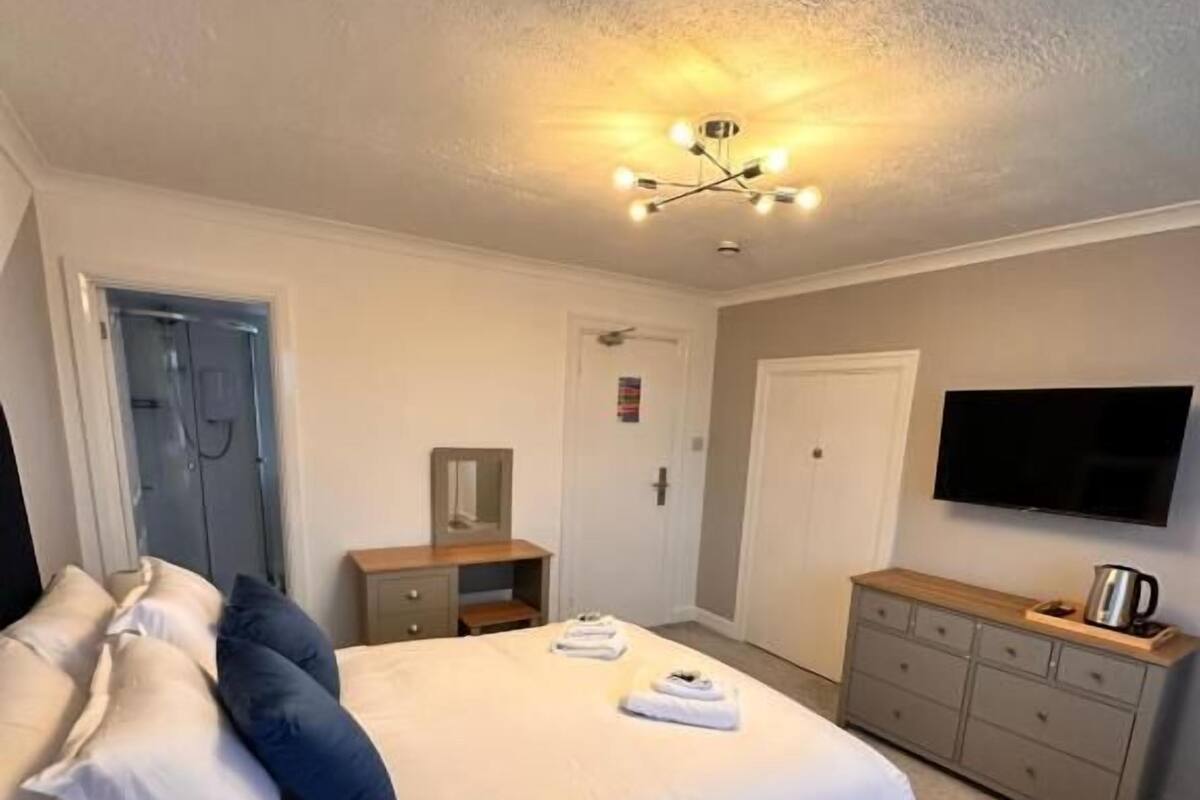 Double Room | Desk, iron/ironing board, free WiFi