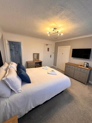 Double Room | Desk, iron/ironing board, free WiFi - The Poacher (Stevenage)