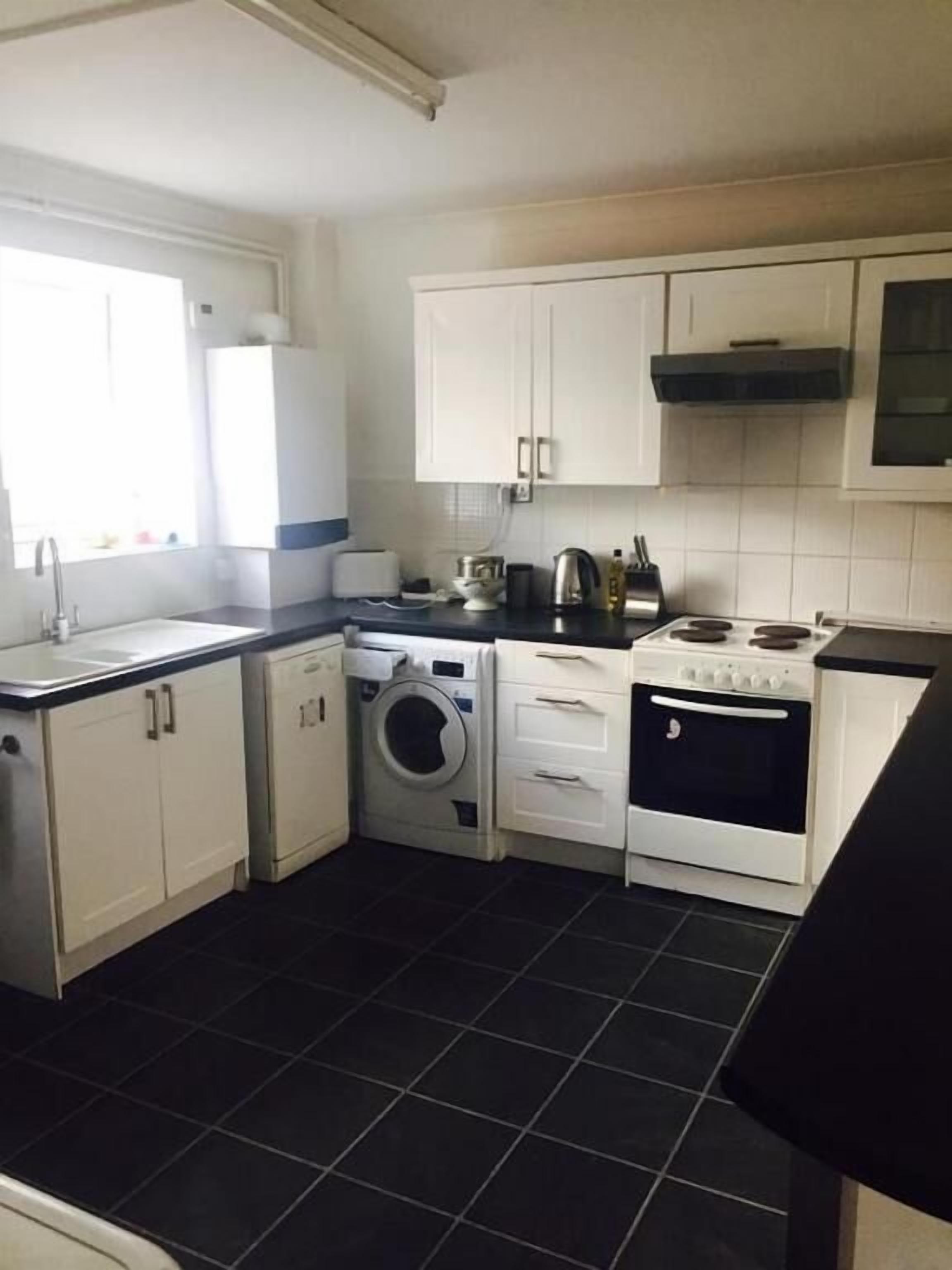 Full-sized fridge, microwave, oven, stovetop