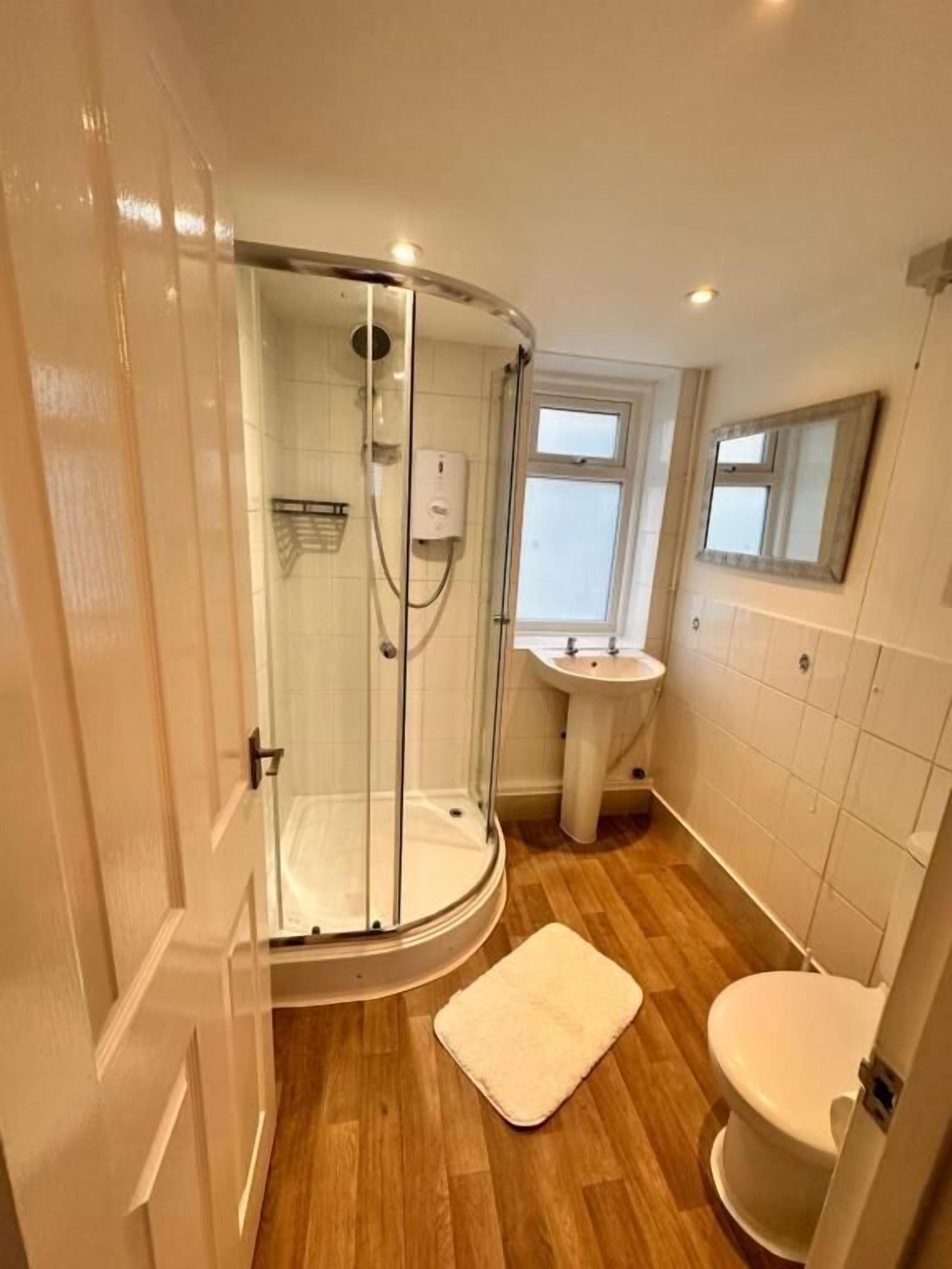 Double Room | Bathroom | Shower, free toiletries, hair dryer, towels
