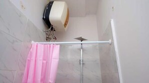 Douche, sèche-cheveux, serviettes fournies, savon