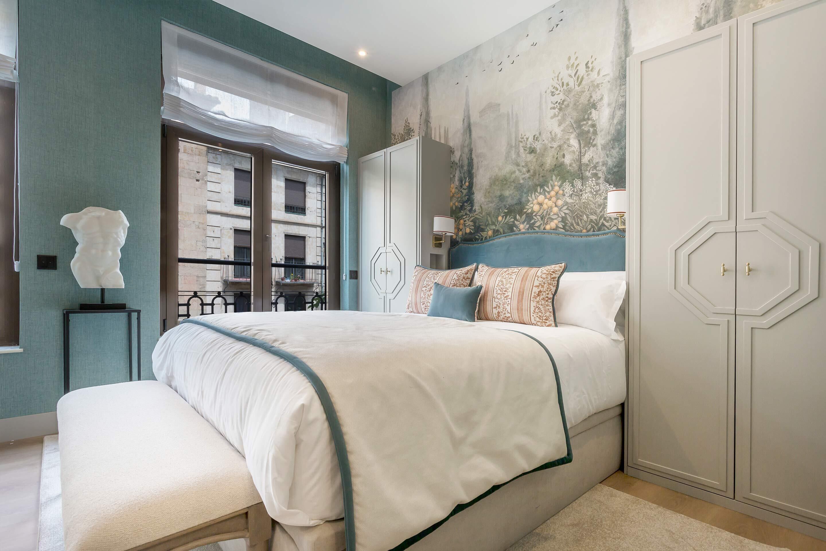 Tabla de planchar con plancha, wifi, ropa de cama