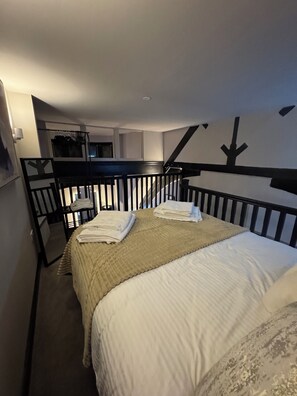 1 bedroom, iron/ironing board, WiFi, bed sheets - Stylish Unique Central Leeds Stay | Sleeps 4 (Leeds)