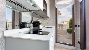 Una cucina moderna con piano cottura integrato, lavello e finestra con vista sulla città.