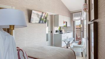 Tabla de planchar con plancha, wifi, ropa de cama